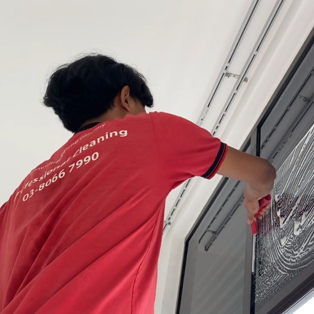Ultra Cleaning specialist washing home windows streak-free in Malaysia