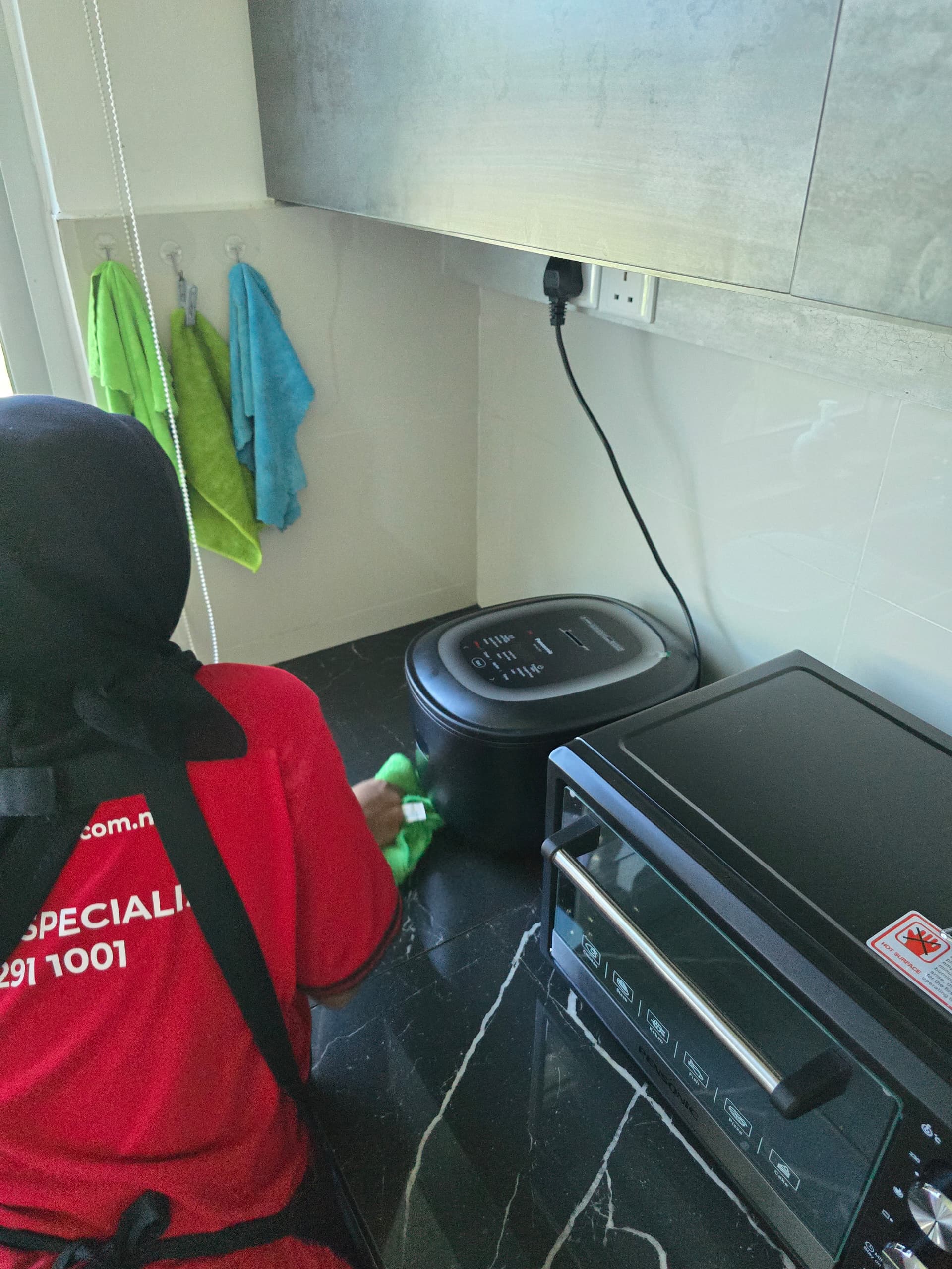 Ultra Cleaning specialist cleaning a kitchen countertop